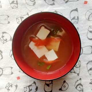 豆腐・人参・大根の葉の味噌汁